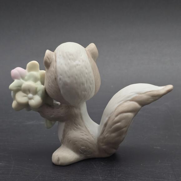 Precious Moments Skunk with Flowers 1990 Samuel Butcher - Picture 3 of 6